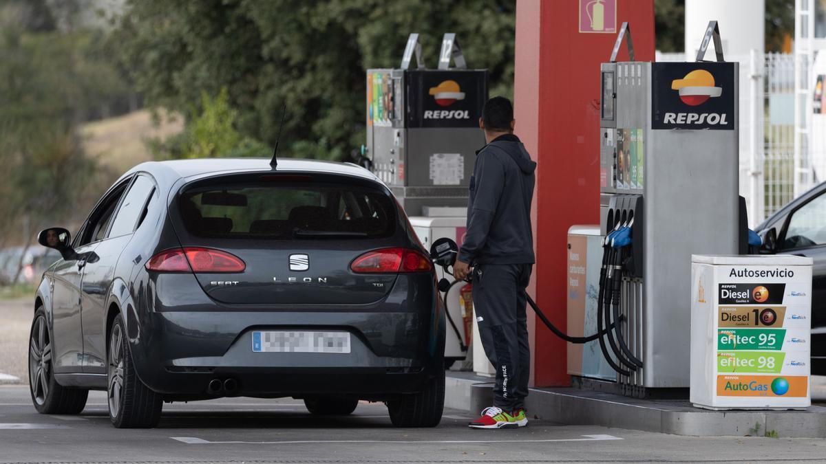 Una persona reposta su vehículo en una gasolinera, a 28 de octubre de 2022, en Madrid (España).