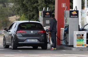 Archivo - Una persona reposta su vehículo en una gasolinera, a 28 de octubre de 2022, en Madrid (España).
