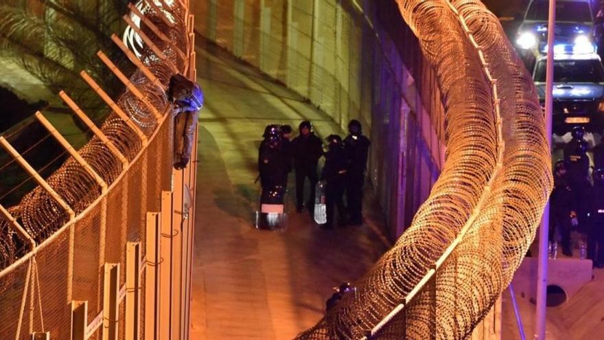 Más de 1.100 inmigrantes intentan el asalto al perímetro fronterizo de Ceuta