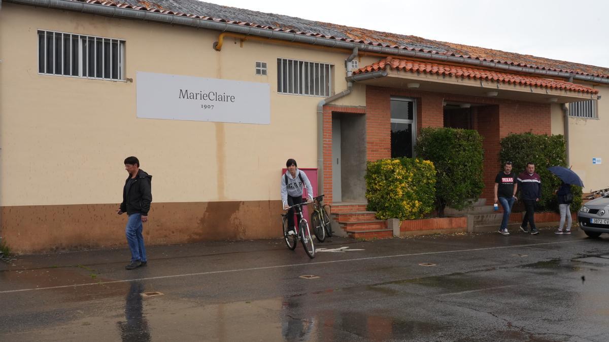 Varios trabajadores de Marie Claire abandonan su lugar de trabajo en Vilafranca una vez acabada la jornada laboral, el pasado miércoles.