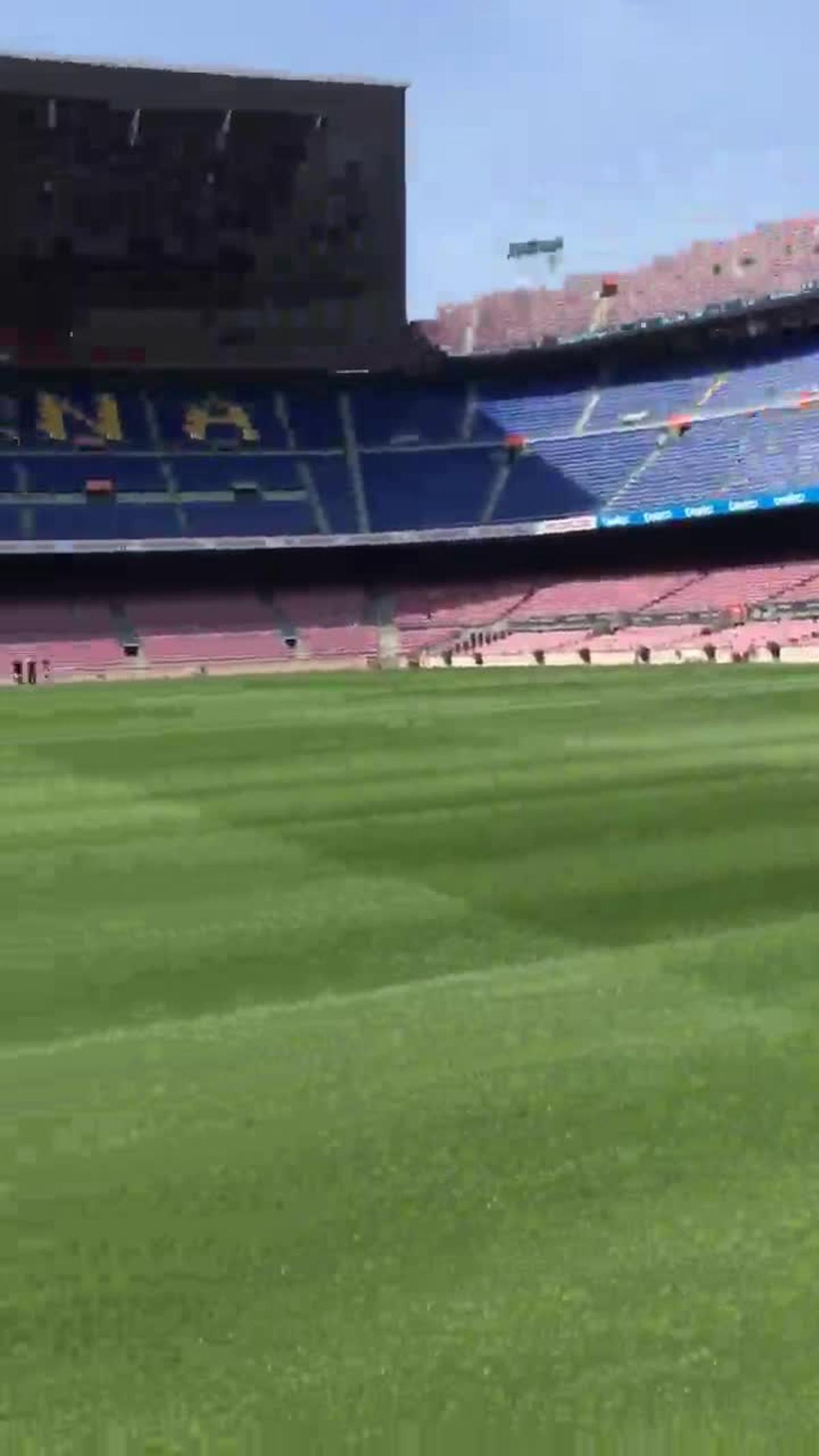 Pinto en el Camp Nou, a pie de campo, camino a fotografiarse junto a los títulos