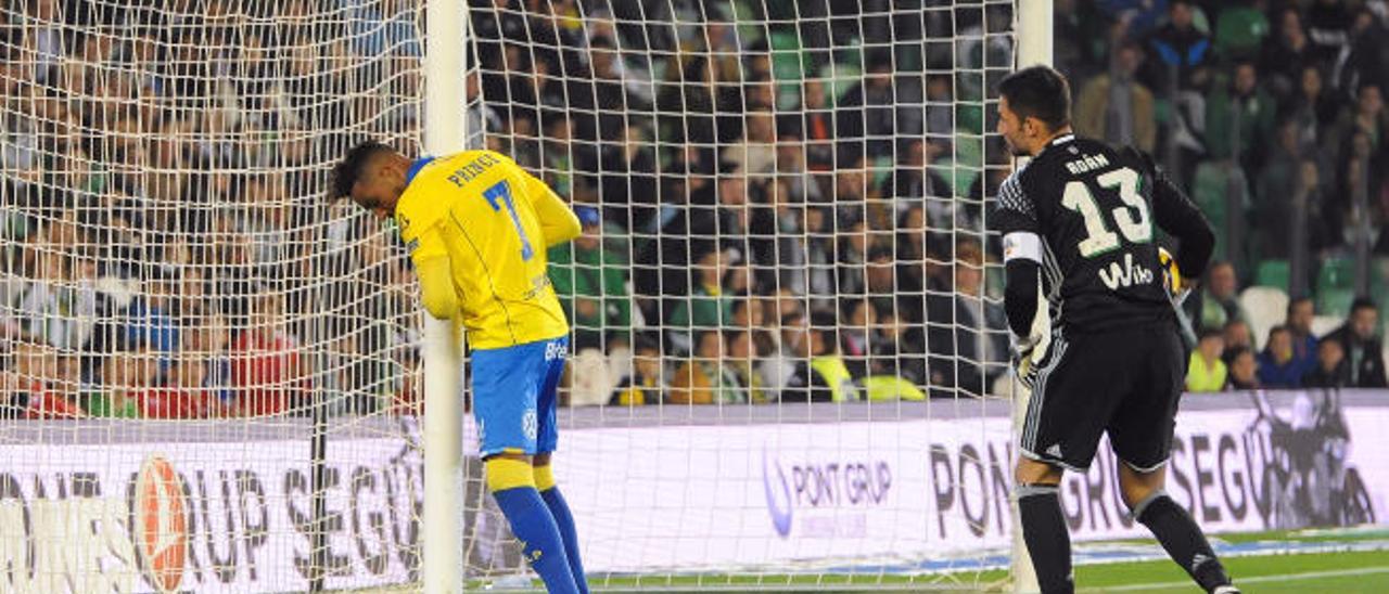 Prince Boateng se lamenta ante la mirada de Adán.