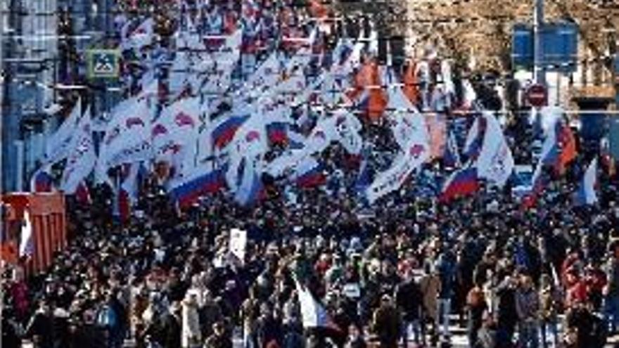 La multitud, en una marxa de protesta a Moscou, ahir.