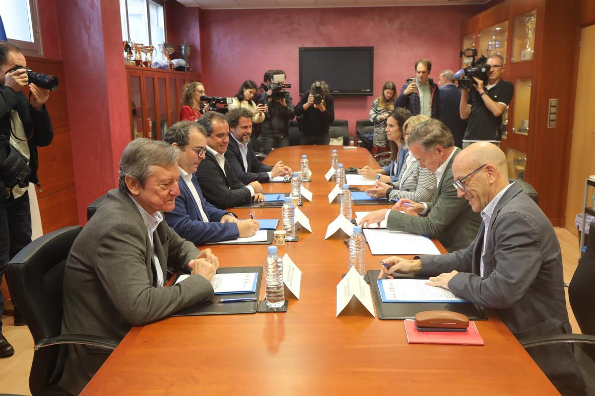 Reunión de los representantes de Zaragoza para que la ciudad sea una de las sedes del Mundial de Fútbol de 2030.