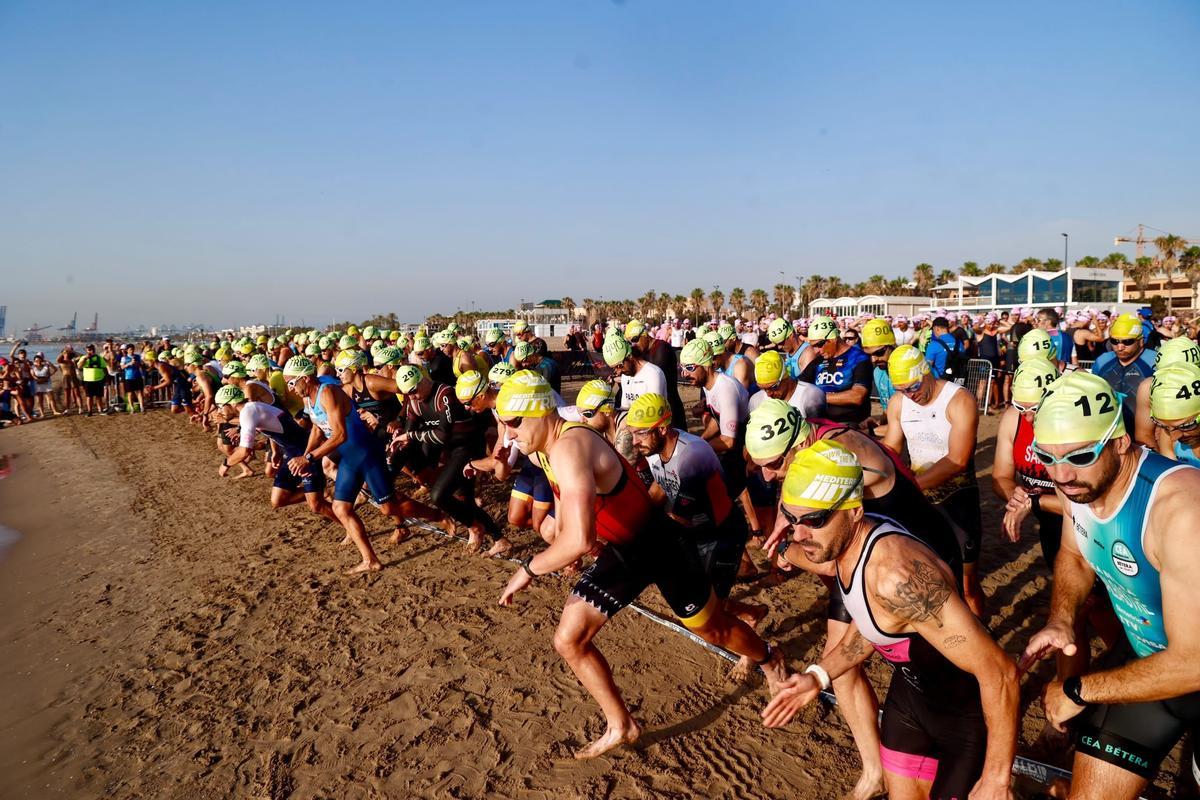 Arranque de la prueba de natación.