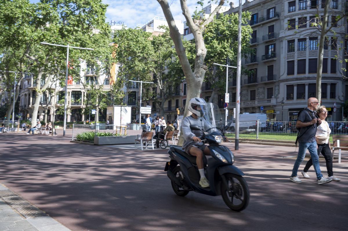 Els motoristes envaeixen la pacificació dels Jardinets del passeig de Gràcia