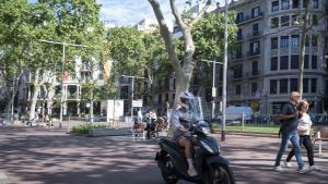Els motoristes envaeixen la pacificació dels Jardinets del passeig de Gràcia