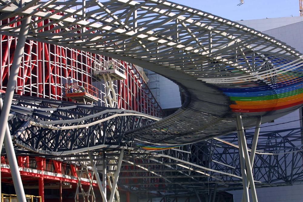 El Palacio de Congresos de Málaga fue inaugurado en 2003. Obra del arquitecto Ángel Asenjo, desde entonces ha sido sede de numerosos eventos en la capital de la Costa del Sol. Desde ferias inmobiliarias hasta salones del automóvil pasando por castings o la tradicional Muestra Infantil en Navidad