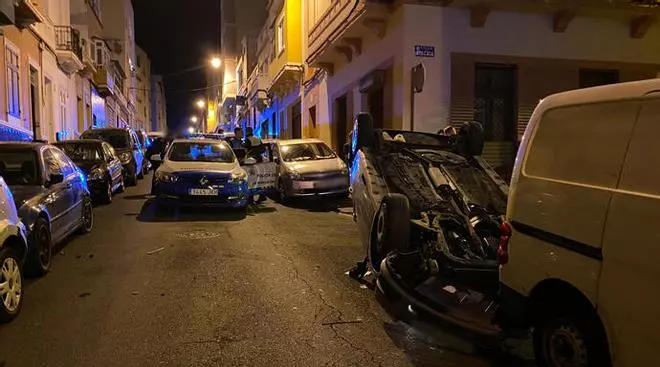 Vuelca con su coche en La Isleta y sale ileso