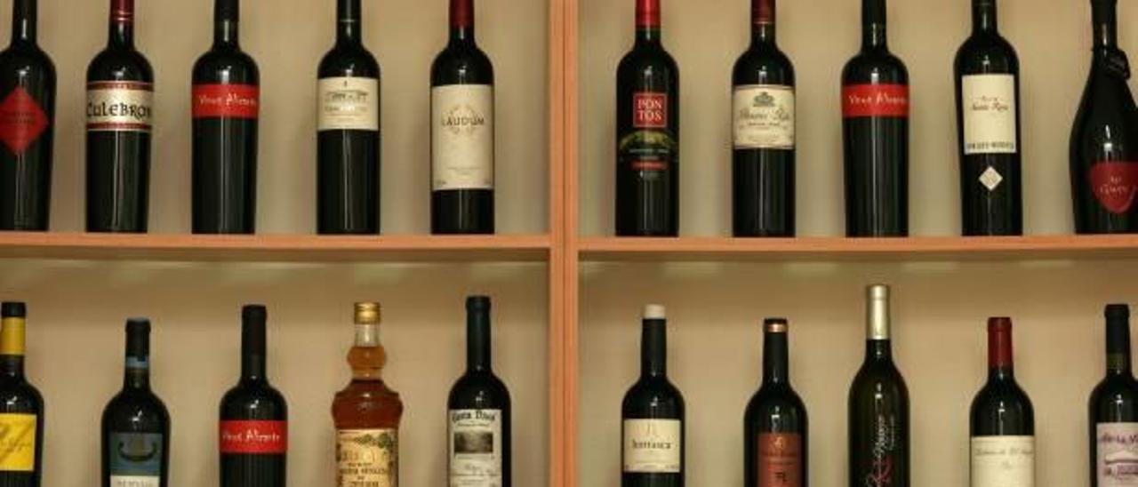 Imagen de archivo de vinos adscritos a la Denominación de Origen de Alicante.