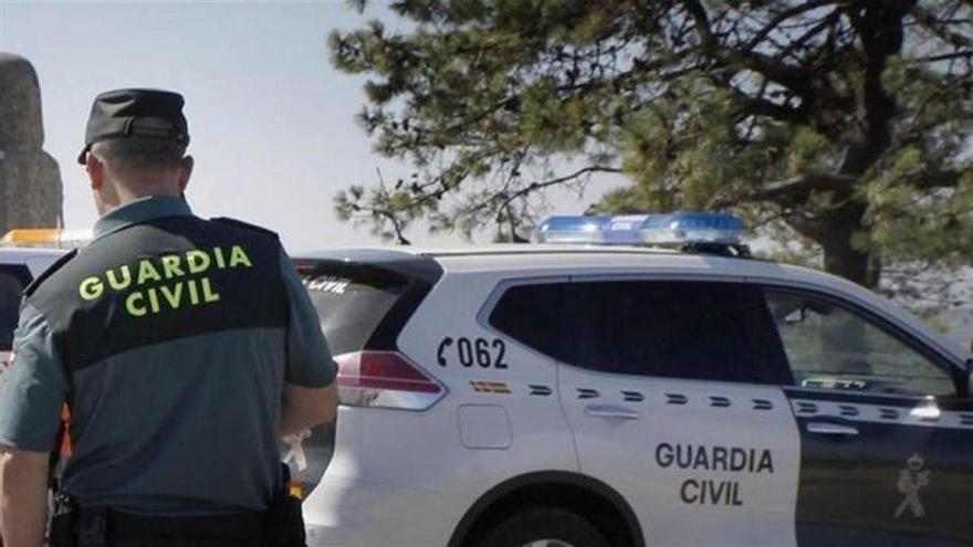 Agentes de la Guardia Civil ayudan a una mujer a dar luz en el interior de su coche