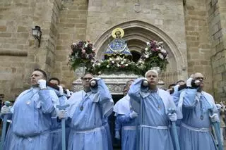 Sigue la procesión de Subida de la Virgen de la Montaña de Cáceres: la patrona se refugia de la lluvia