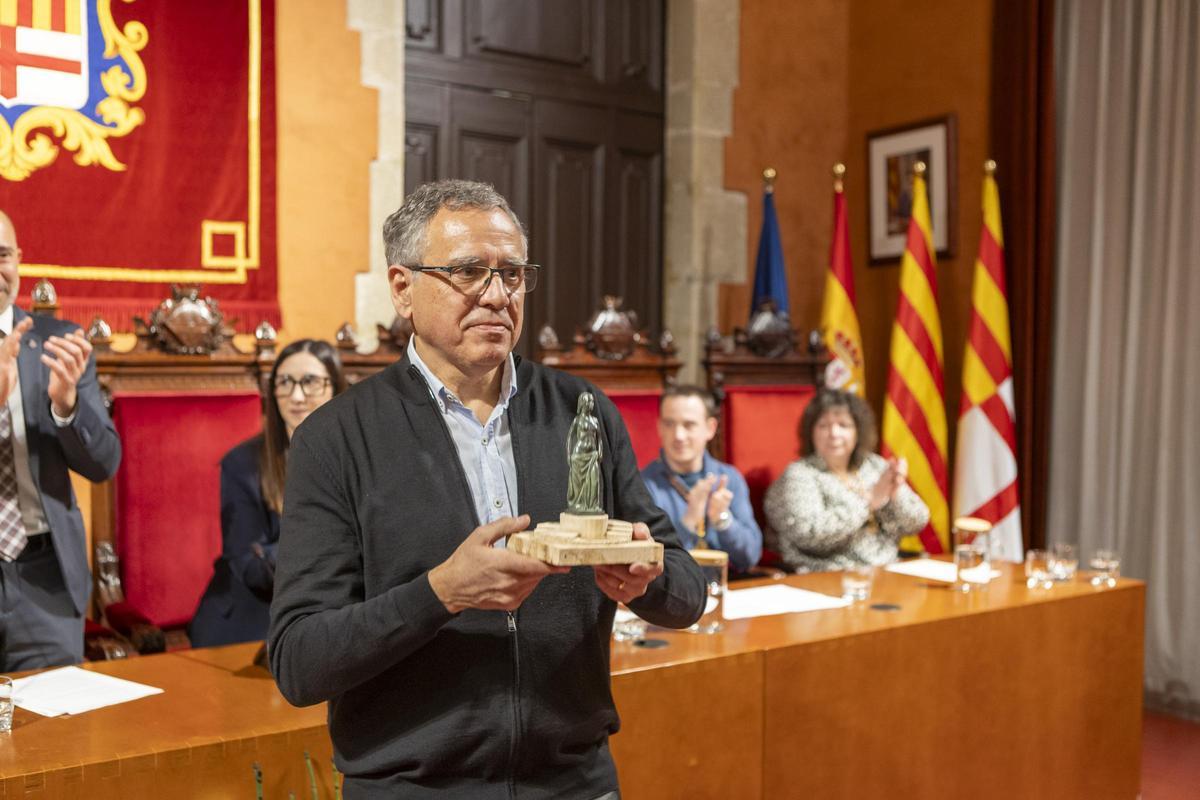 Enric Casas Bardolet amb l'escultura de la Ben Plantada mentre rebia un sonor aplaudiment dels assistents