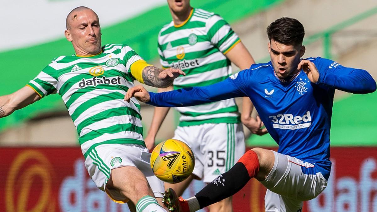 Scott Brown, del Celtic, y Ianis Hagi, del Rangers, disputan un balón en el último Old Firm.