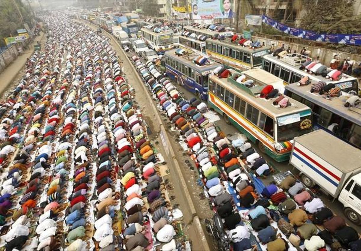 Milers de musulmans pregant als afores de la capital de Bangla Desh, en la segona concentració més gran del món.