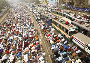 Milers de musulmans pregant als afores de la capital de Bangla Desh, en la segona concentració més gran del món.