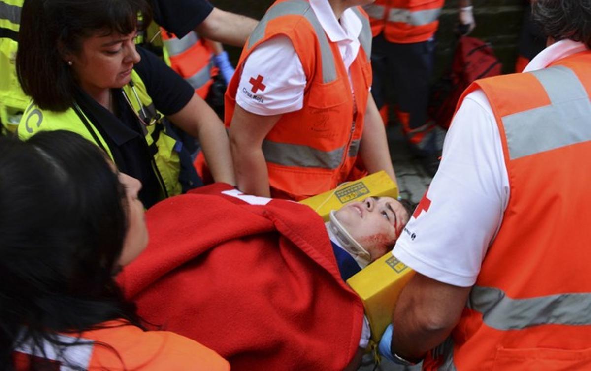 Els serveis mèdics atenen la jove australiana de 23 anys.