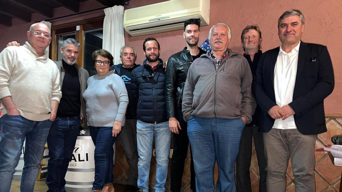 José Bernal y Antonio Yuste, junto a la agrupación socialista de Árchez