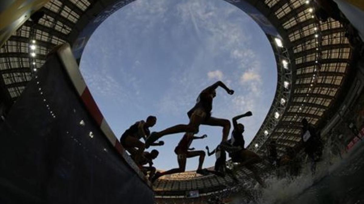 Los atletas de 3.000 saltan un obstáculo durante la final celebrada en el Mundial de Moscú del 2013.