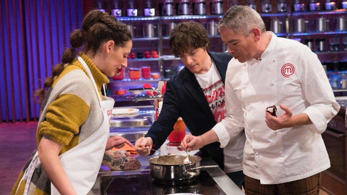 Jordi Cruz y Boris Izaguirre en las cocinas de 'Masterchef'