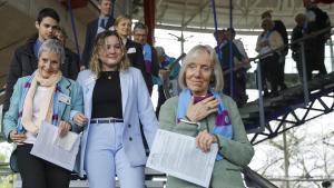 Activistas suizas de la plataforma Klima Seniorinnen celebran en Estrasburgo el fallo del Tribunal Europeo de Derechos Humanos