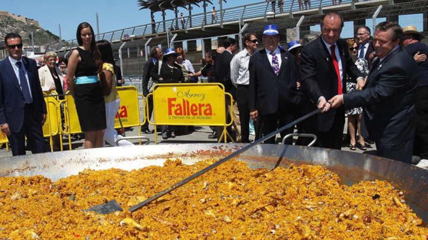 José Joaquín Ripoll y Miguel García Navarro mueven la paella ofrecida en la Zona Volvo.