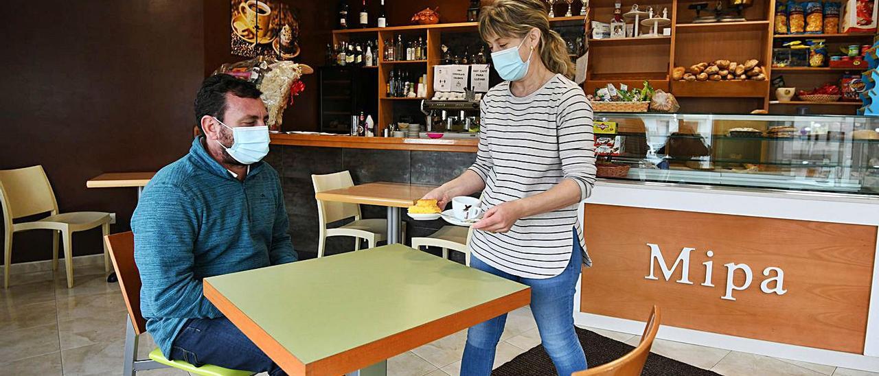 Un vecino disfruta de un café tras varias semanas de cierre en un local de Campo Lameiro ayer. |  // G. SANTOS