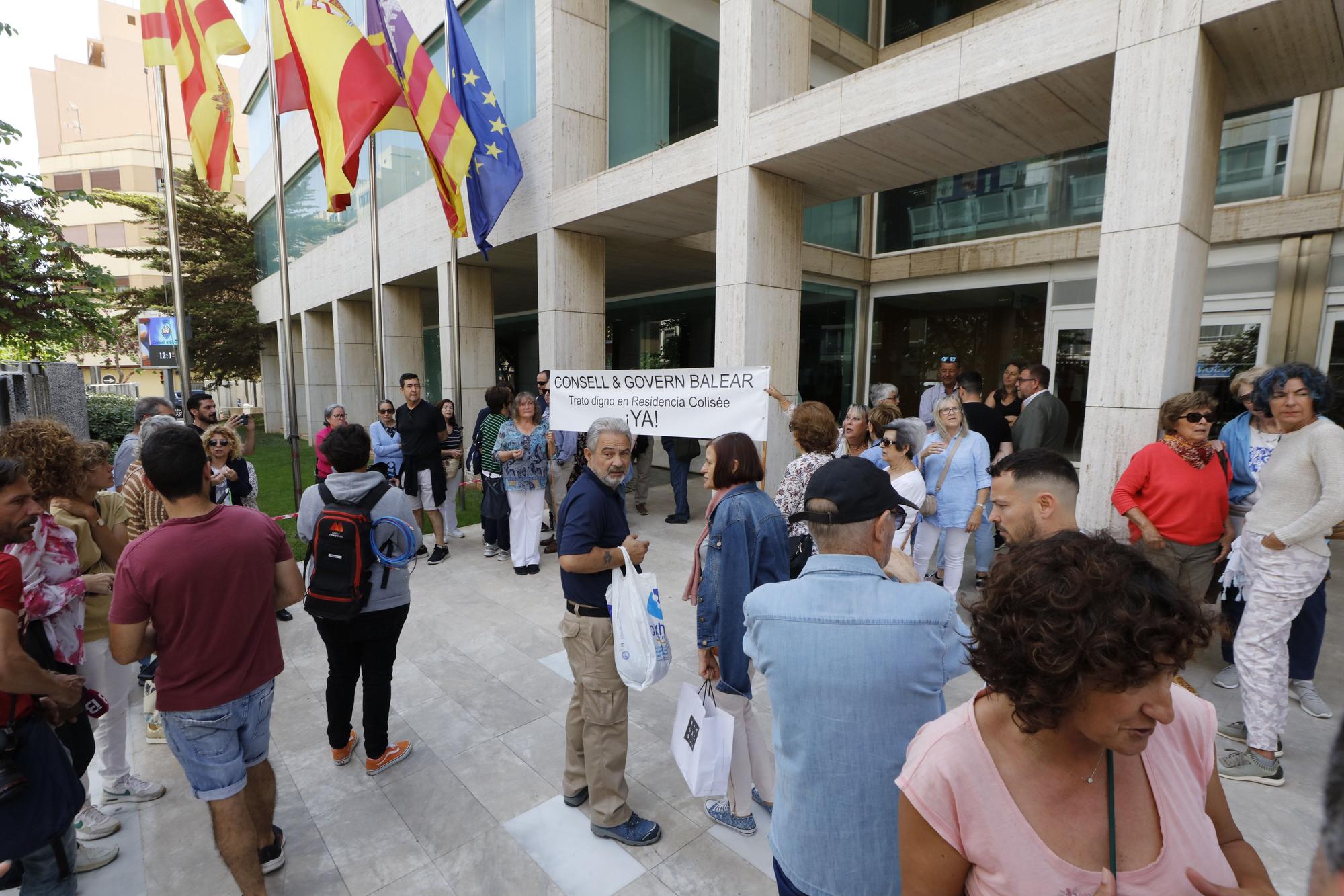 Manifestación de los familiares de los residentes de Sa Residencia frente al Consell de Ibiza
