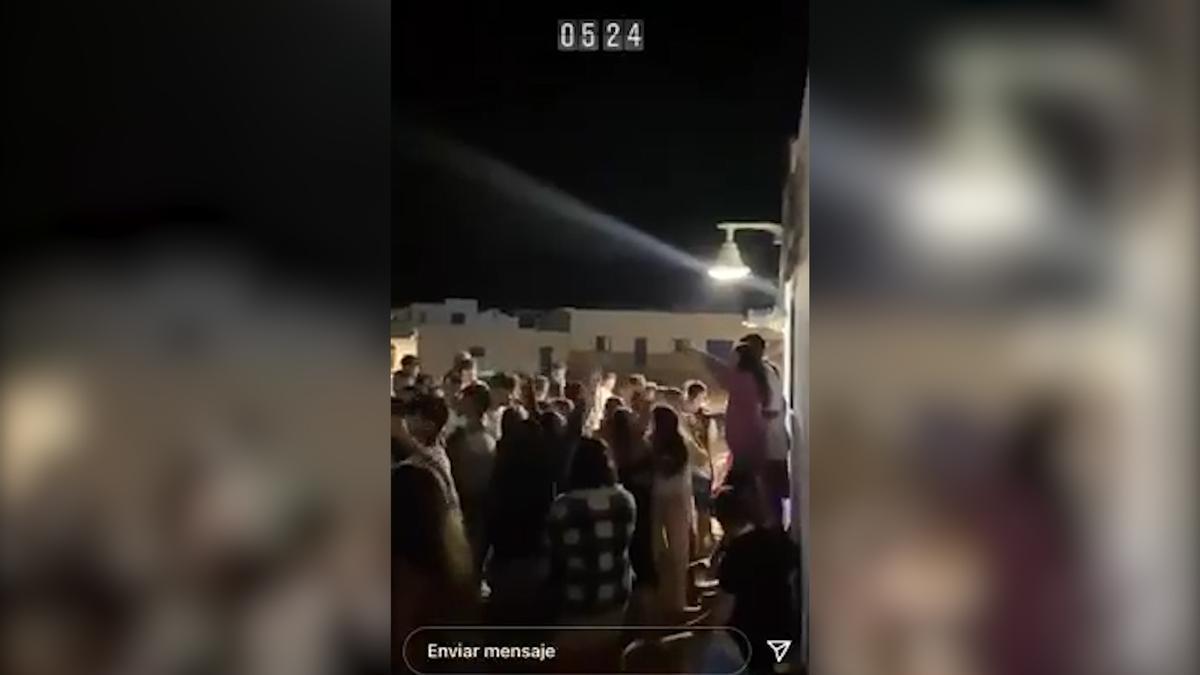 Un vecino graba una de las fiestas en Canarias