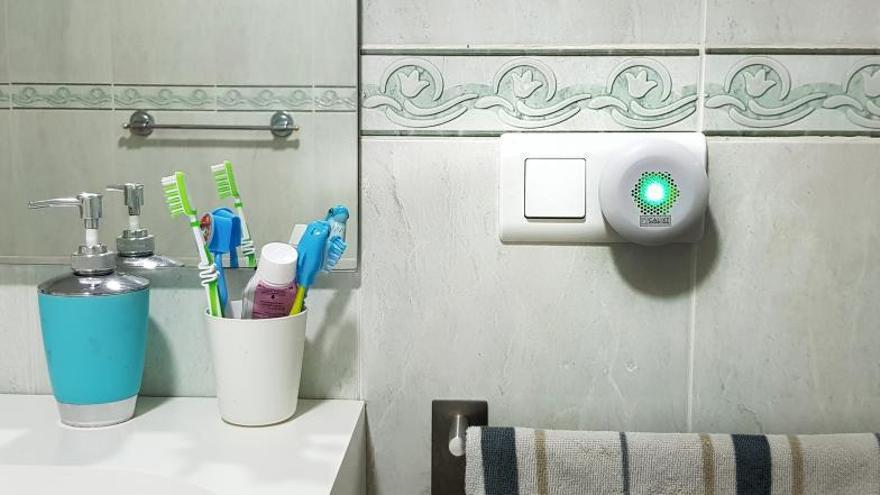 Un medidor inteligente de CO2, a la derecha, en el interior de un baño. | A. G. C.