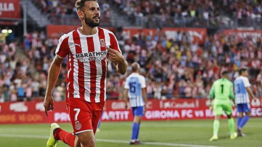 Cristhian Stuani celebra el primer gol d&#039;aquesta temporada, que va servir al Girona per guanyar el Màlaga a Montilivi.