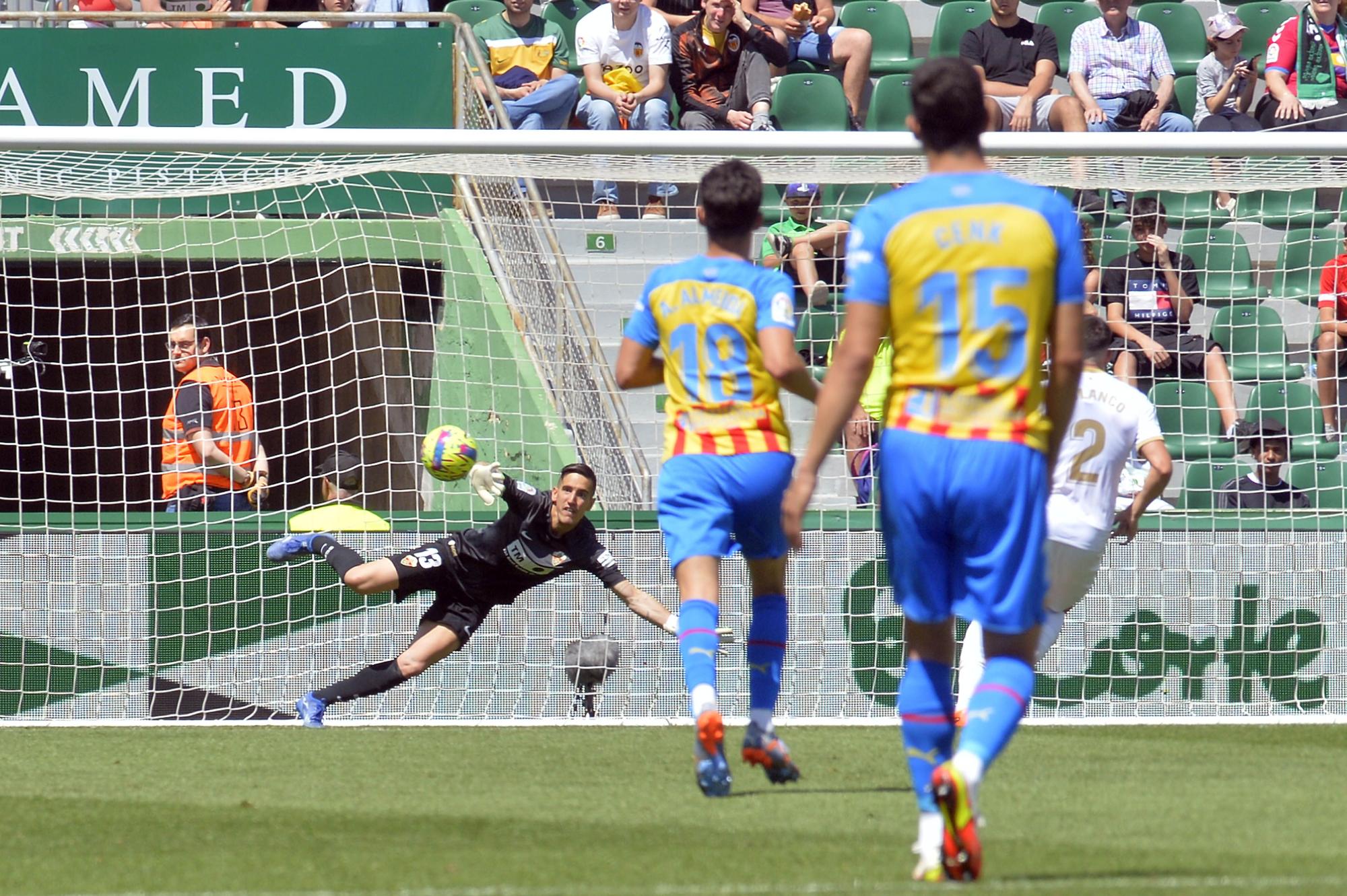 El Elche pone la alfombra al Valencia (0-2)