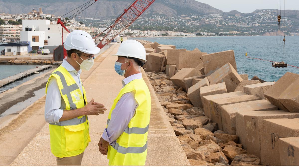 El conseller de Obras Públicas, Arcadi España, junto al alcalde de Altea, Jaume Llinares.