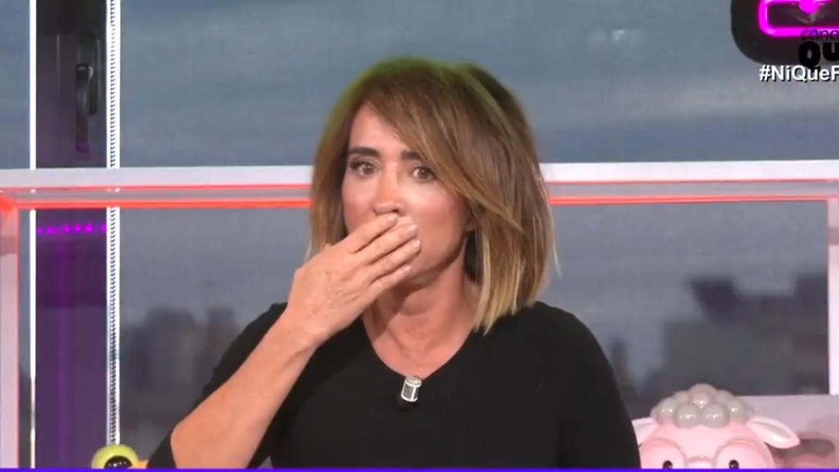 María Patiño se tapa la boca tras perder un diente en 'Ni que fuéramos'.