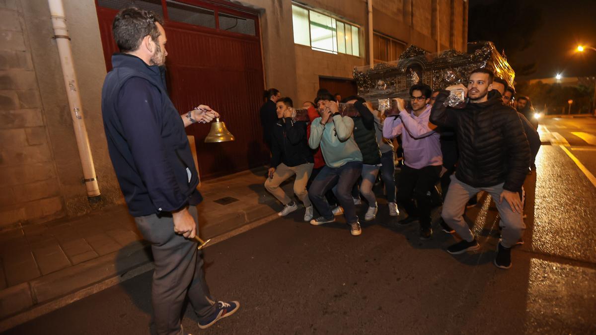 Los hermanos de Jesús Despojado se preparan para el próximo Lunes Santo.