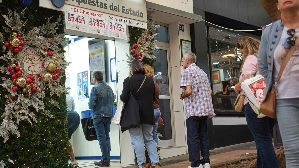 Gente comprando décimos de la Lotería en una imagen de archivo.