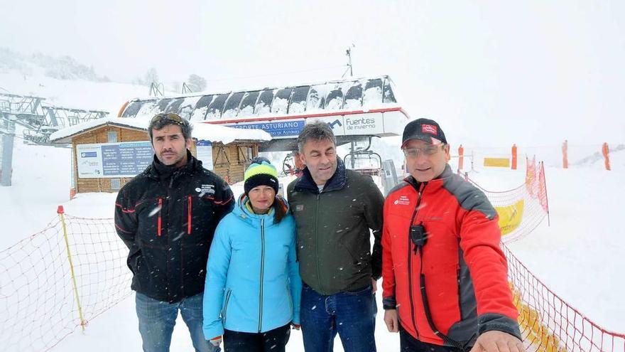 Por la izquierda, Javier Martínez, Lucía Noriega, José Ramón Tuero y Jorge Fernández, ayer, en Fuentes de Invierno.