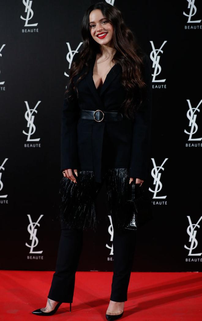 Rosalía con traje negro ceñido a la cintura y flecos