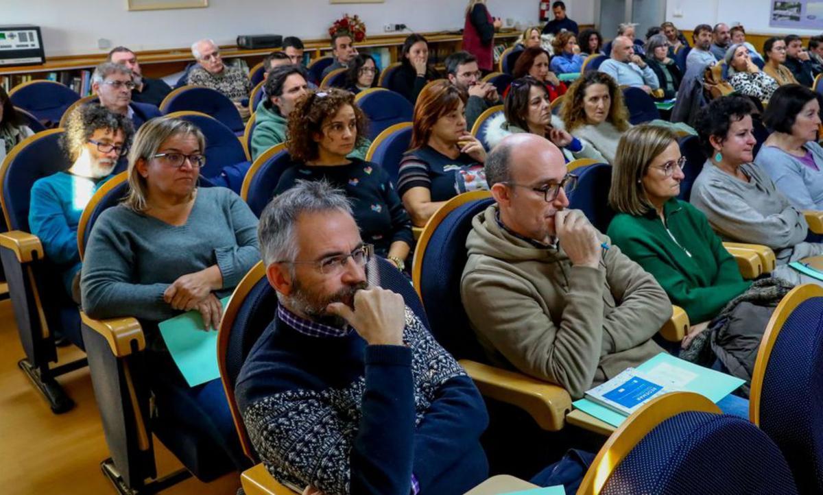 Investigadores y representantes del sector, en la reunión informativa ofrecida ayer en el CIMA de Corón (Vilanova). |   //  IÑAKI ABELLA
