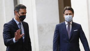 Roma (Italy), 20/10/2020.- Italian Prime Minister Giuseppe Conte (R) welcomes Spanish Prime Minister Pedro Sanchez (L) at Chigi Palace, in Rome, Italy, 20 October 2020. (Italia, España, Roma) EFE/EPA/GIUSEPPE LAMI / POOL