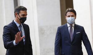 Roma (Italy), 20/10/2020.- Italian Prime Minister Giuseppe Conte (R) welcomes Spanish Prime Minister Pedro Sanchez (L) at Chigi Palace, in Rome, Italy, 20 October 2020. (Italia, España, Roma) EFE/EPA/GIUSEPPE LAMI / POOL