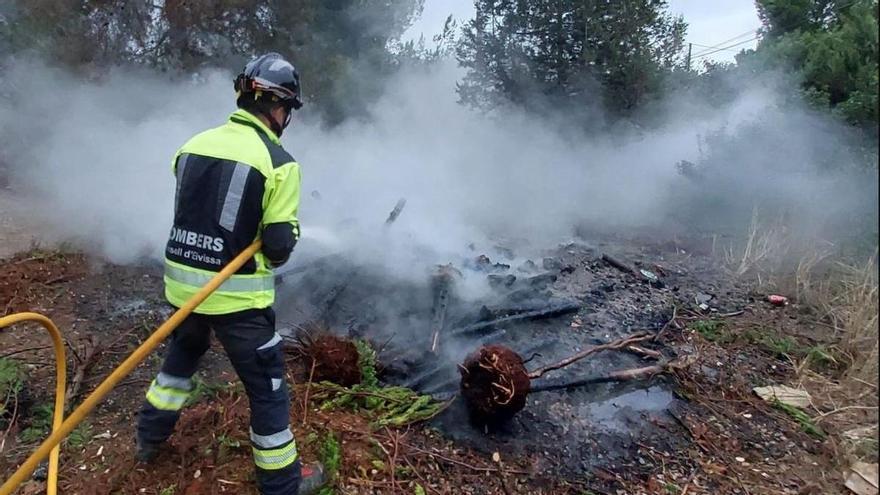 Los bomberos controlan una quema de restos de poda a punto de alcanzar un bosque en Sant Josep