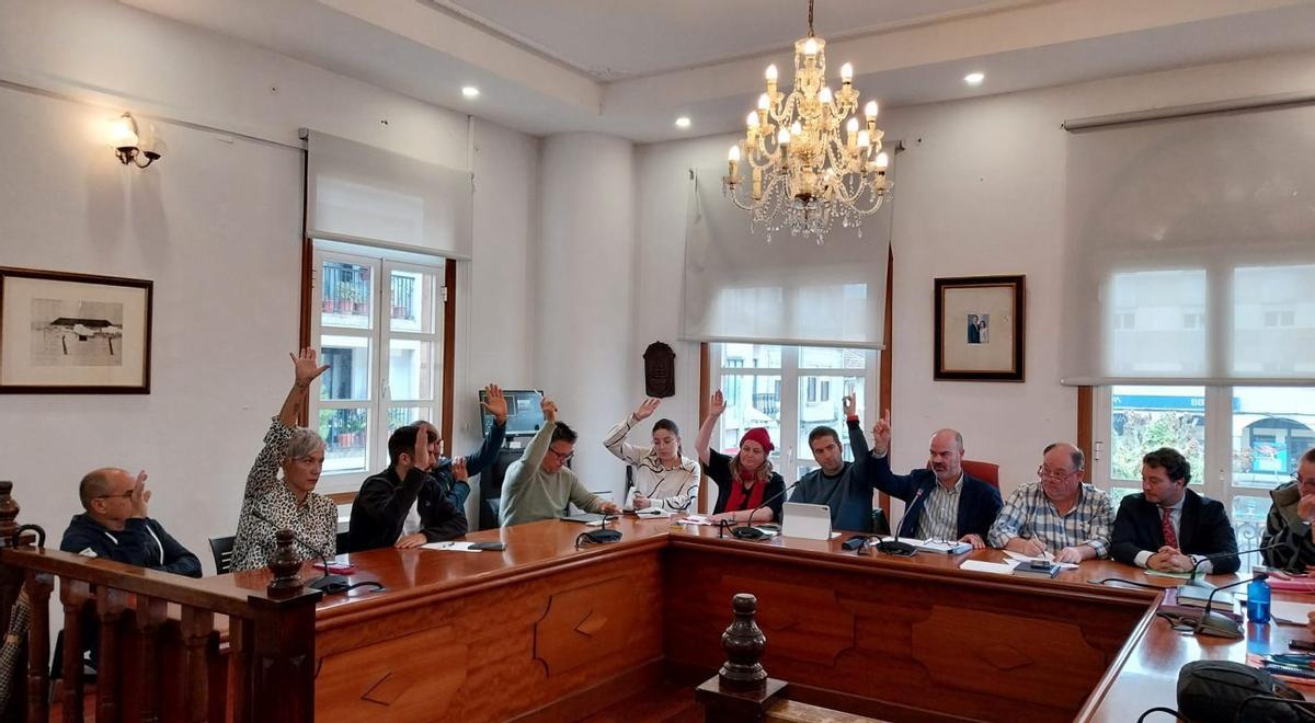 La corporación de Bueu votando los últimos presupuestos en octubre del pasado año.