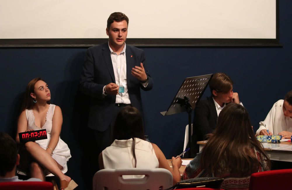 Tres alumnos del Sunny View School ganan la II edición del Torneo Municipal de Debate de Málaga