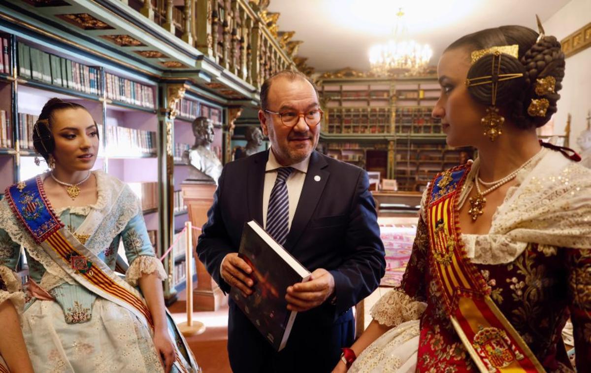Un momento de la visita a la Universidade de Santiago de Compostela (USC), en compañía del rector Antonio López. | J. M. LÓPEZ