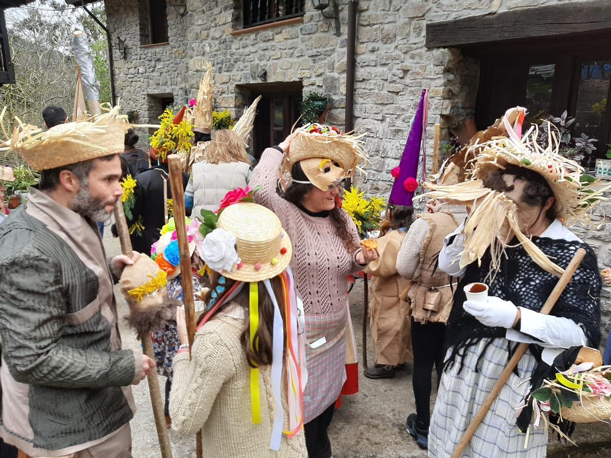 Los Mazacaraos invaden Rozaes para recuperar una tradición que goza de buena salud: el Domingo´l Gordu de la parroquia, en imágenes