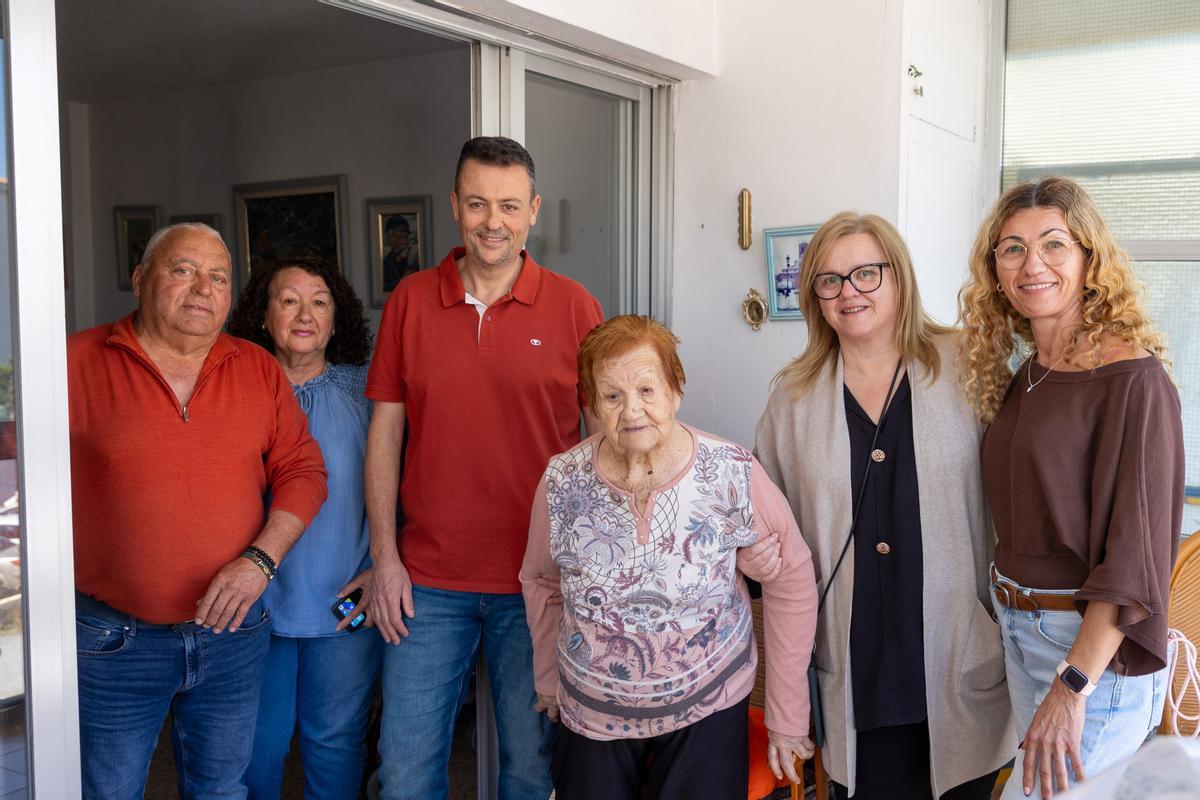 Trinidad, rodeada de su familia y representantes del Ayuntamiento de l´Alfàs.