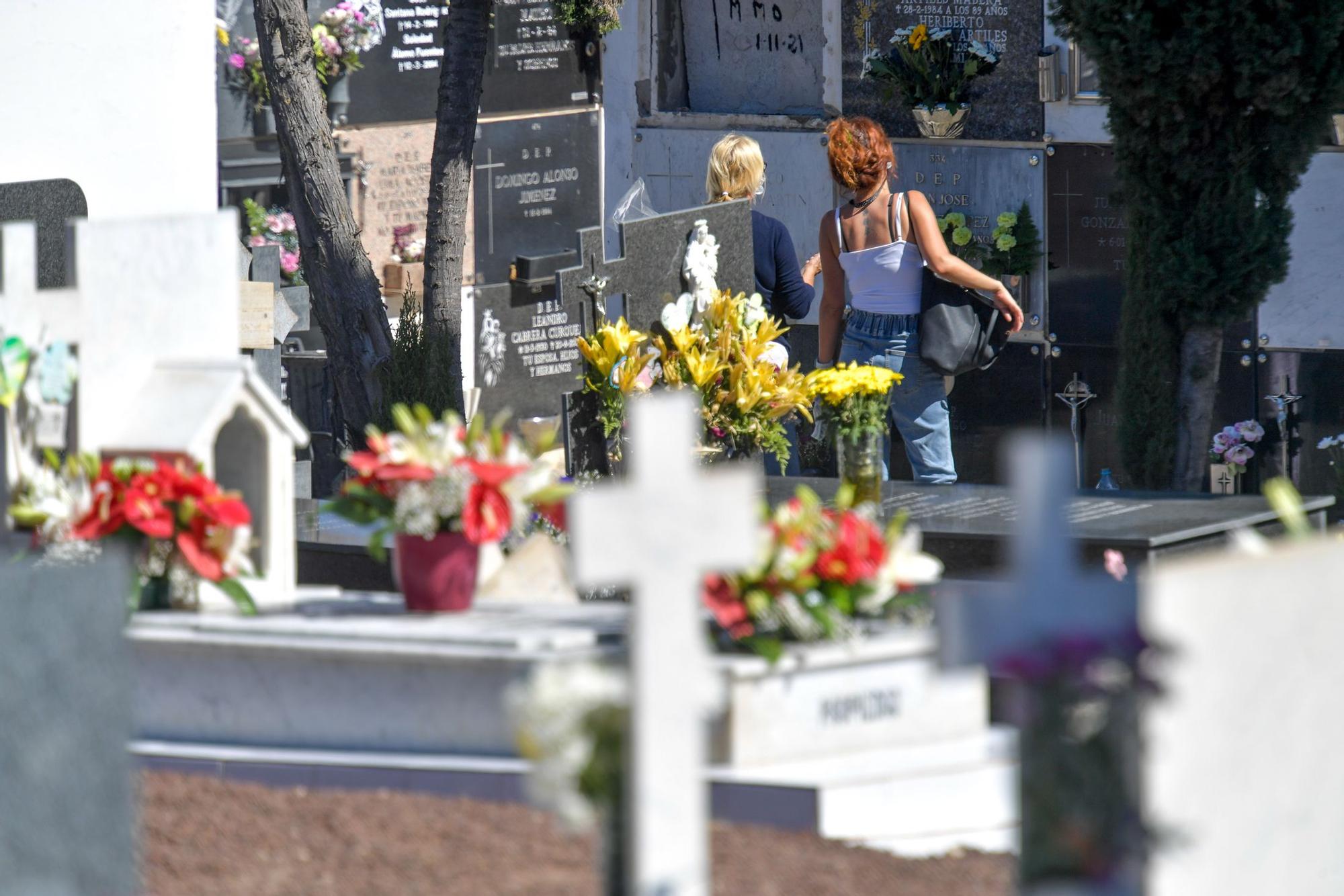 Día de Todos los Santos en el cementerio de San Lázaro (01/11/2021)