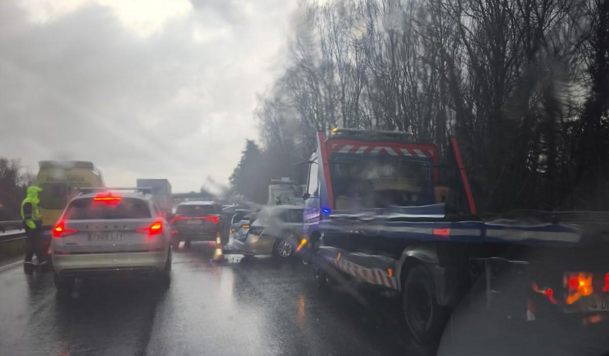 Un accidente múltiple en la AP-9 cierra la autopista en sentido Santiago Un accidente múltiple en la AP-9 cierra la autopista en sentido Santiago
