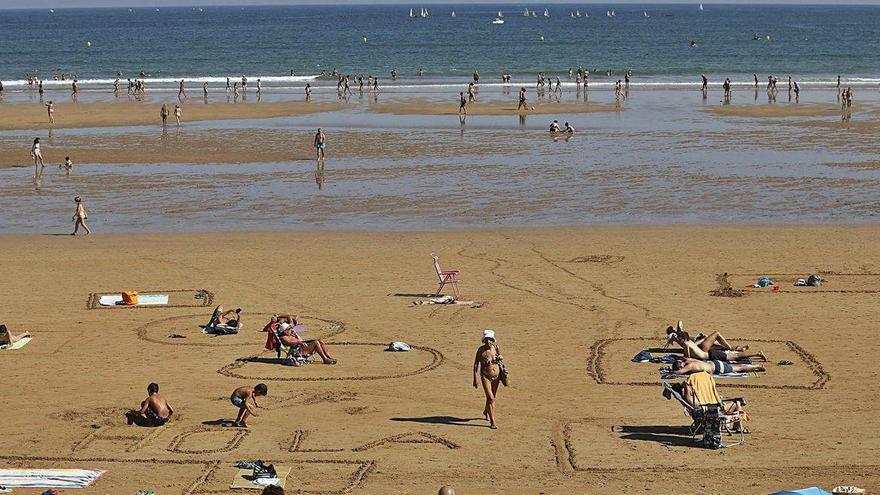 Bañistas, ayer, en San Lorenzo.